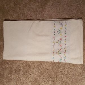 New Vintage Oscar De La Renta bath towel Royal Family Cannon floral embroidery